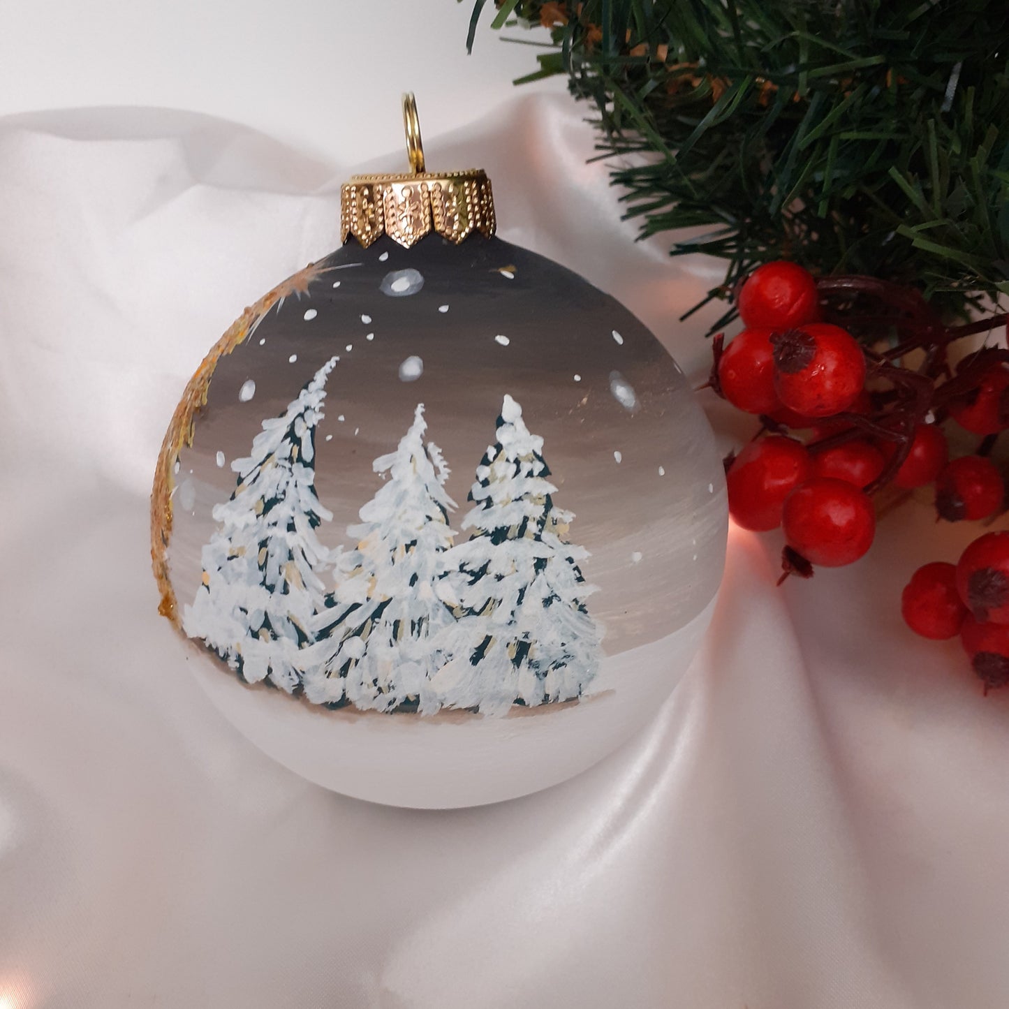 Palla di natale con albero dorato