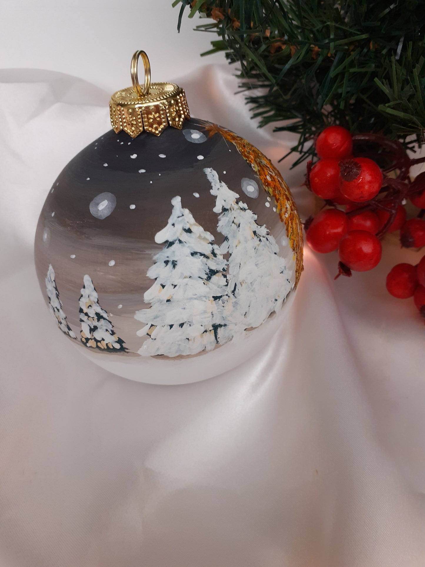Palla di natale con albero dorato