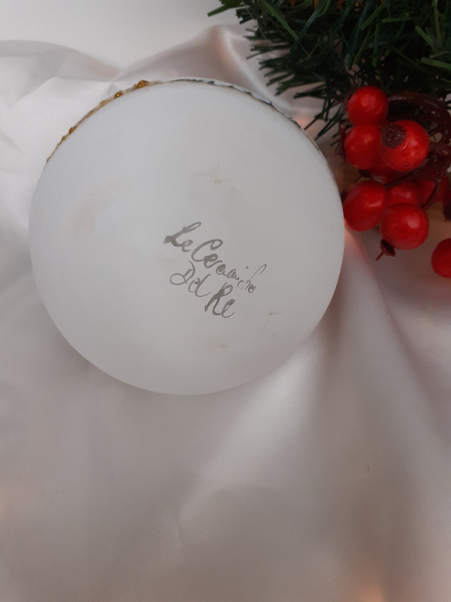 Palla di natale con albero dorato