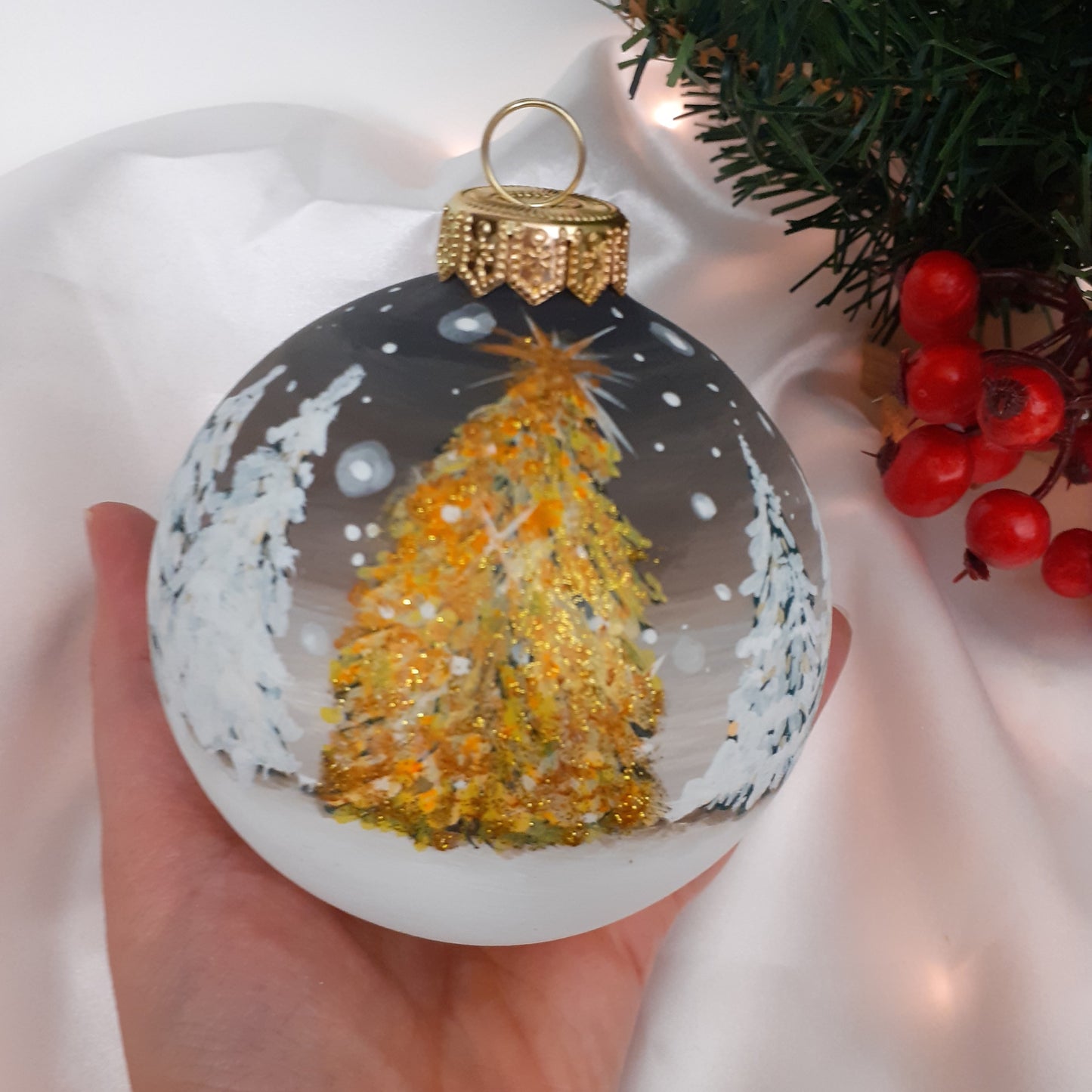 Palla di natale con albero dorato