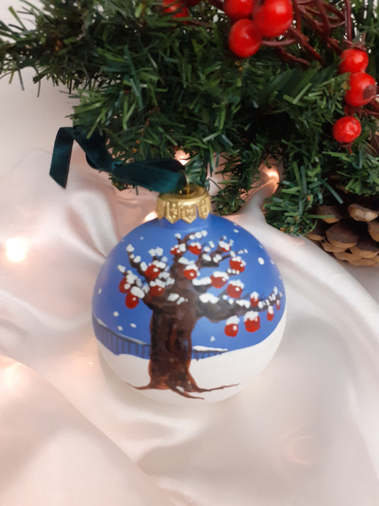 Palla di natale con paesaggio innevato