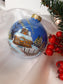 Palla natale con paesaggio natalizio