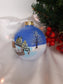 Palla natale con paesaggio natalizio