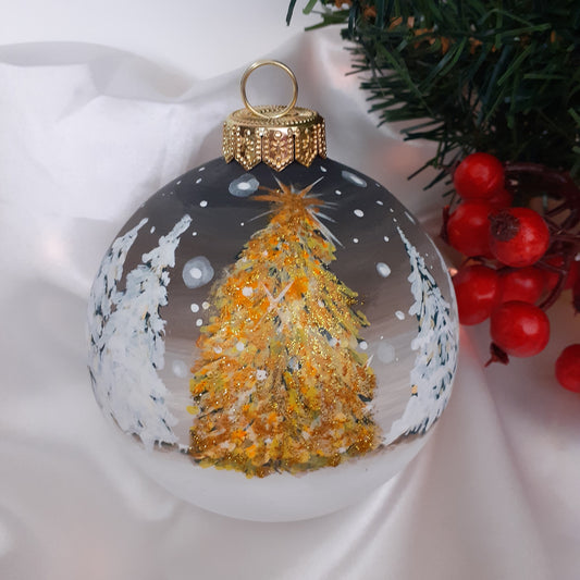 Palla di natale con albero dorato