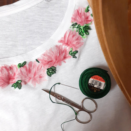 Maglia ricamata e dipinta a mano | Peonie