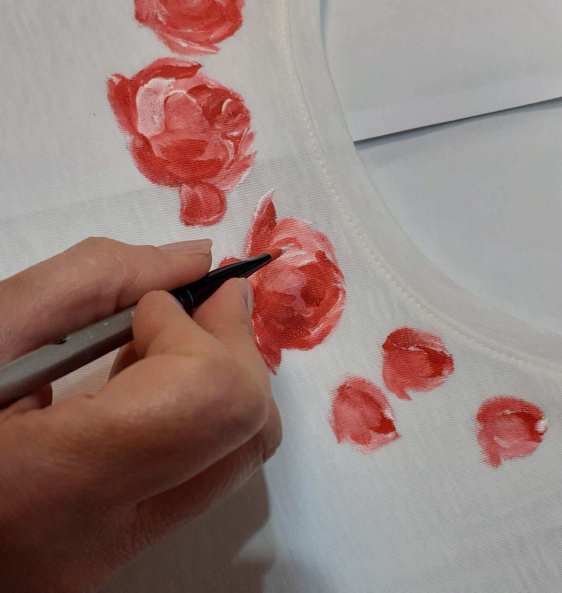 Maglia ricamata e dipinta a mano Rose Rosse